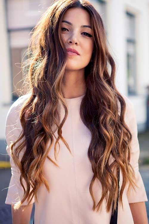 30 schmeichelhafteste Haarschnitte für langes gewelltes Haar  