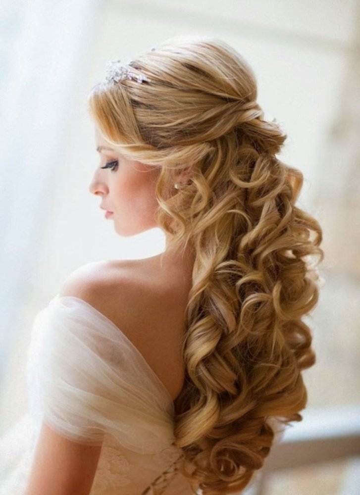 25 Most Elegant Looking Curly Wedding Hairstyles Haircuts Hairstyles 2020