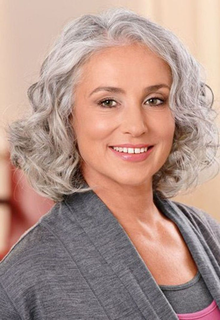 15 Hairstyles For Women Over 50 With Round Faces ...