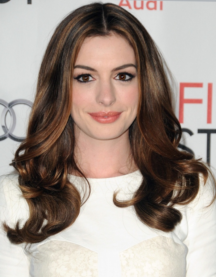 Anne Hathaway Haircut 35 Anne Hathaway S Stylish Hair Looks Haircuts Hairstyles 2021