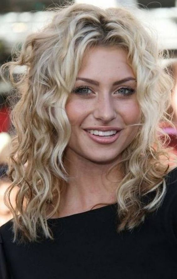 18 Superlative Medium Curly Hairstyles For Women Haircuts