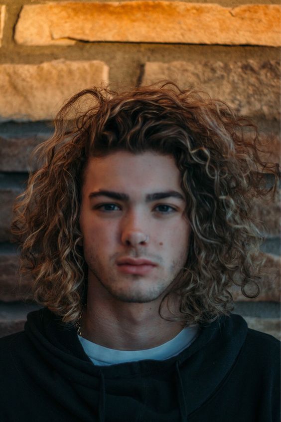 18 Curly Hairstyles for Men To Look Charismatic - Haircuts ... (564 x 846 Pixel)