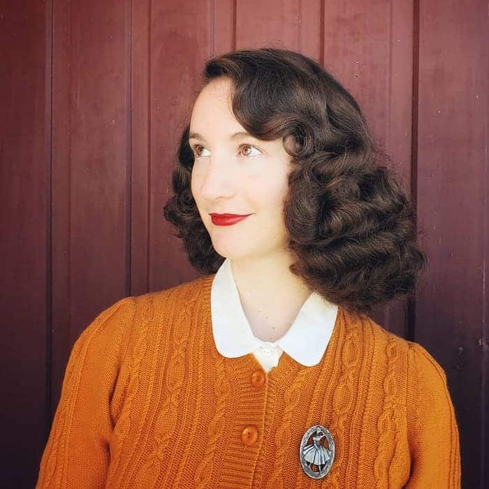 1940s medium hairstyle